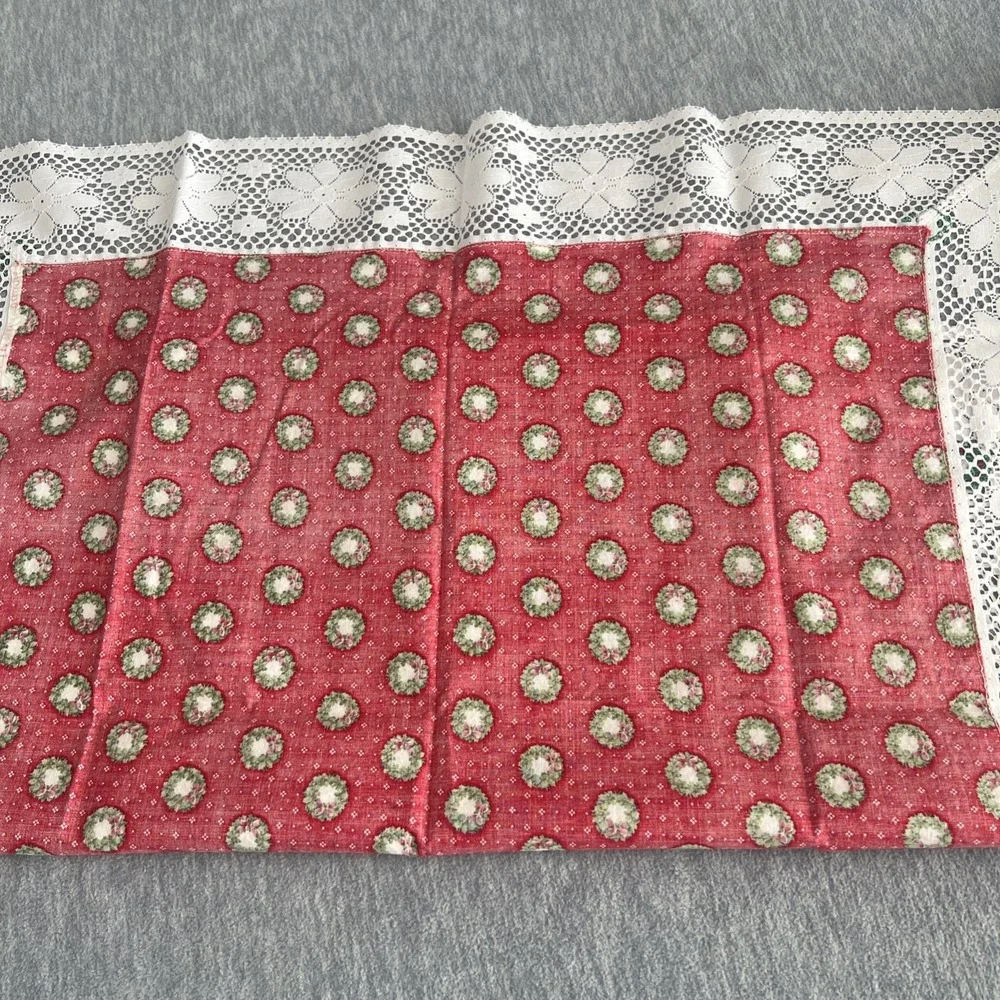 Christmas Table Runner Square Lace Red Green‎ Grannycore 27x26 Decor Vintage EUC
